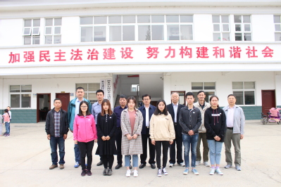 关工委老领导与座谈员工合影 关工委老领导与座谈员工合影