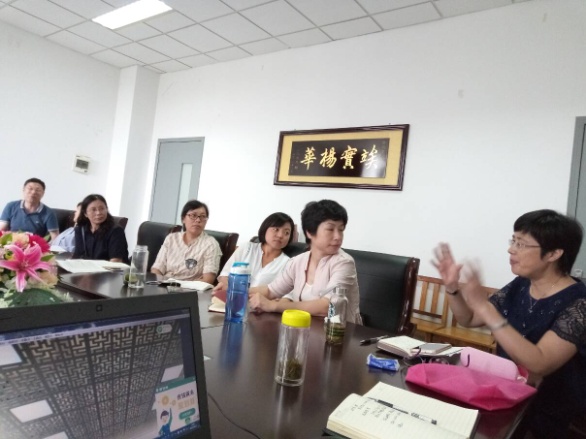 图为老师们正在听取张学新教授对分课堂讲解直播和课后大讨论 图为老师们正在听取张学新教授对分课堂讲解直播和课后大讨论