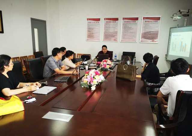 图为老师们正在认真听取雨课堂培训师讲课和进行ppt制作 图为老师们正在认真听取雨课堂培训师讲课和进行ppt制作